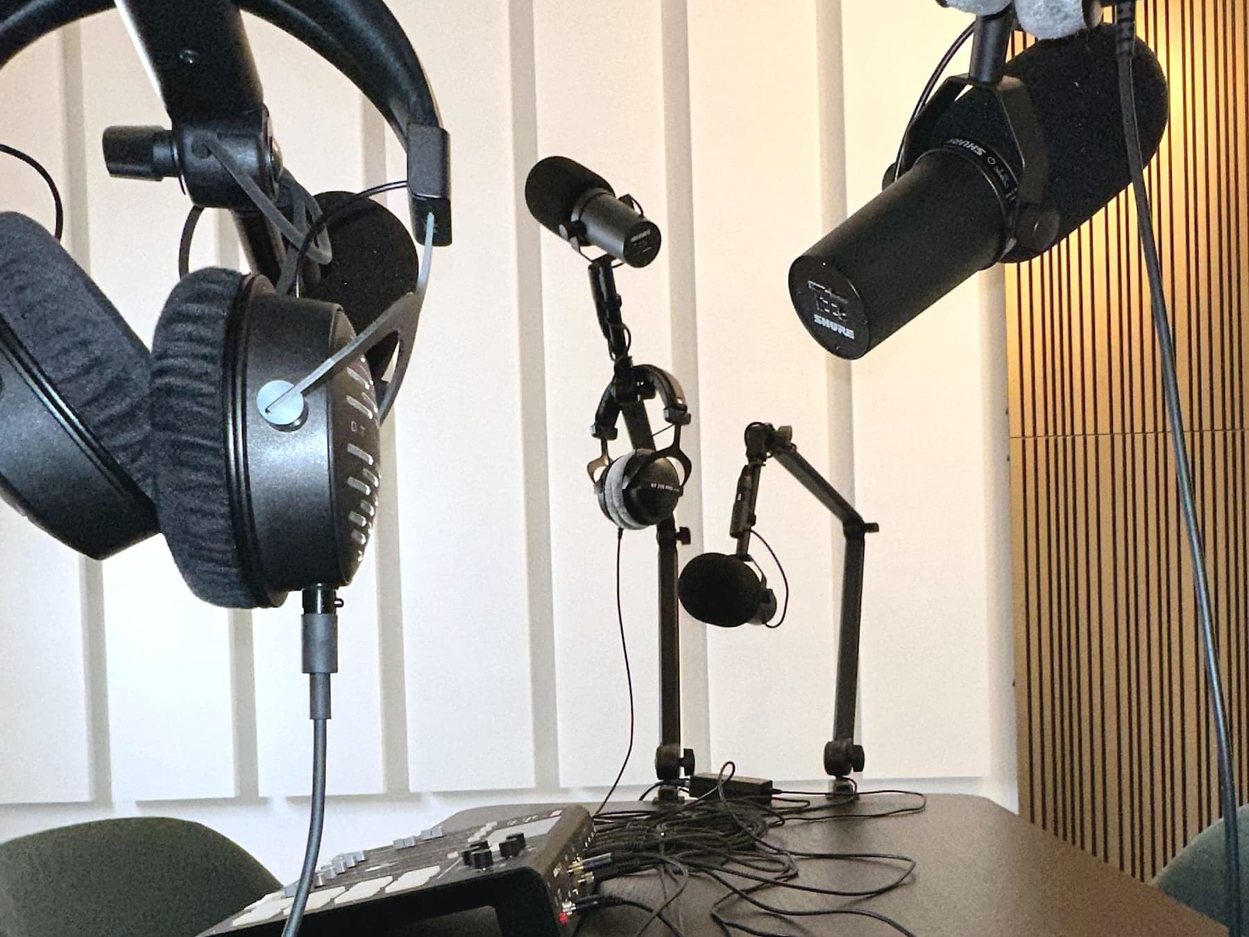 Der Podcast-Platz im MEAT Studio: Mikrofone und Kopfhörer am Tisch.