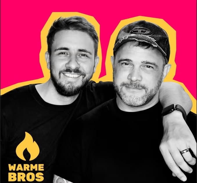 The podcast cover: Gerald VDH and Gregor Schmidinger in black and white against a pink background, with the Warme Bros logo.